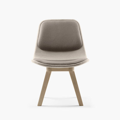 Fauteuil lounge coque rembourrée sur piètement en bois massif