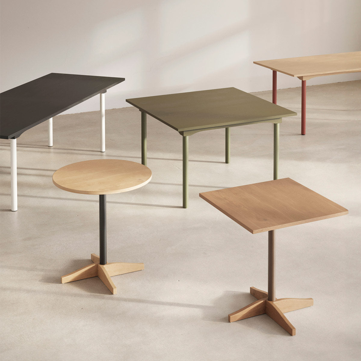 Table bistrot carrée en bois massif – H 76 cm