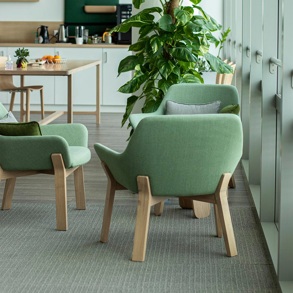 Fauteuil lounge en bois massif avec coussins