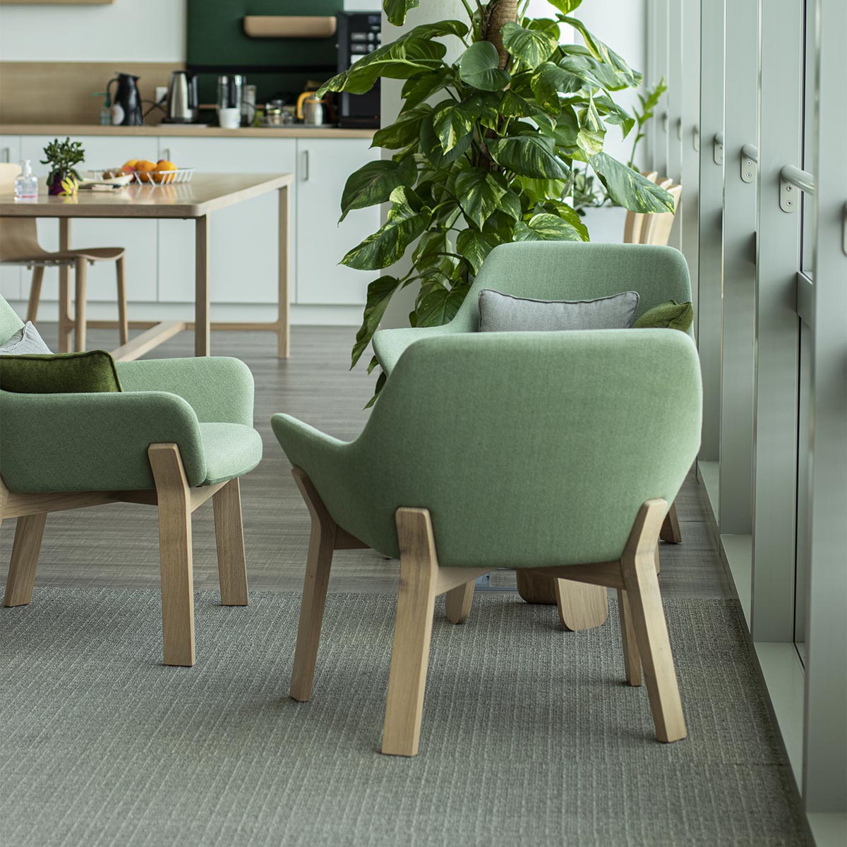 Fauteuil lounge en bois massif avec coussins
