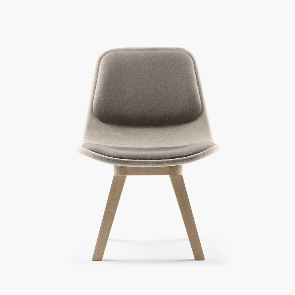 Fauteuil lounge coque rembourrée sur piètement en bois massif