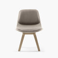 Fauteuil lounge coque rembourrée sur piètement en bois massif