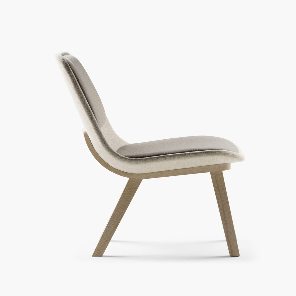 Fauteuil lounge coque rembourrée sur piètement en bois massif