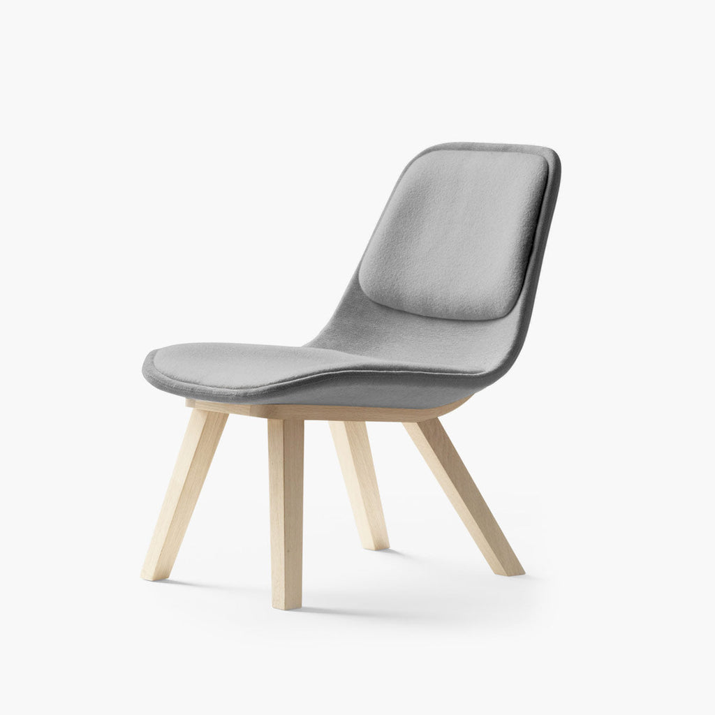 Fauteuil lounge coque rembourrée sur piètement en bois massif